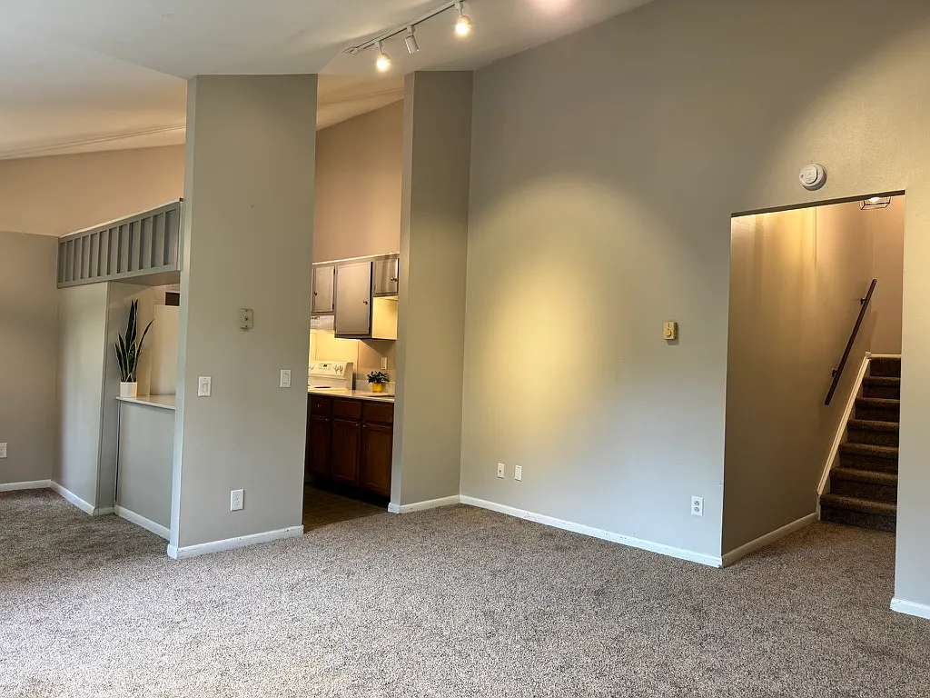 3 bed, 953 sqft, $2,100 — Photo 3