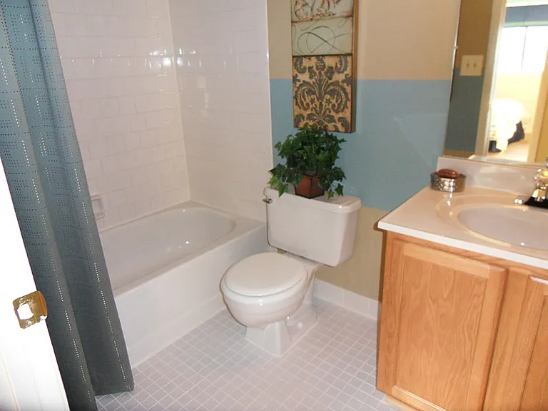 2 Bedroom 947 SF - Full Bathroom