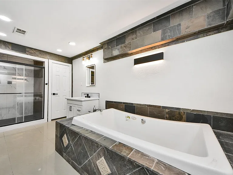 15719 Baytree Dr — Photo 18