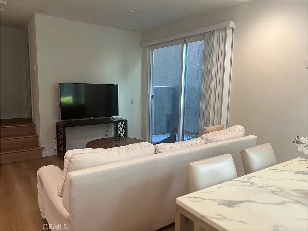 3 bed, 2.5 bath, 1902 sqft, $4,950 — Photo 4