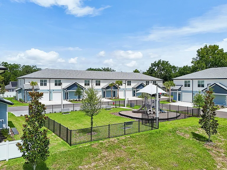 Lake Tavares Apartments — Photo 74