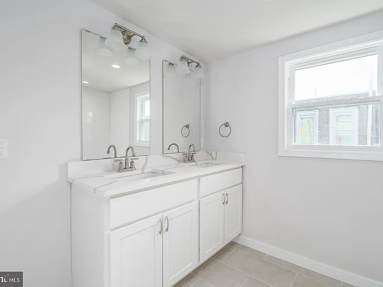 438 Dudley St — Photo 9