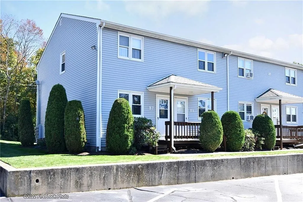 2 bed, 1.0 bath, 1024 sqft, $2,300 — Photo 1