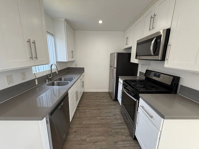 Midvale Los Angeles Apartments LLC — Photo 2