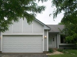 657 Hampton Cir, Elgin, IL 60120