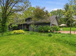 39W795 Reindeer Trl, St Charles, IL 60175