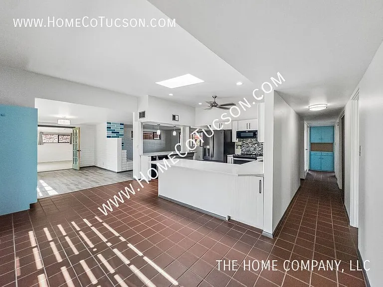 120 E Magee Rd — Photo 13