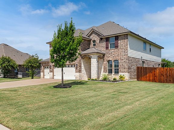 3rd image of 1220 Drummond Cir