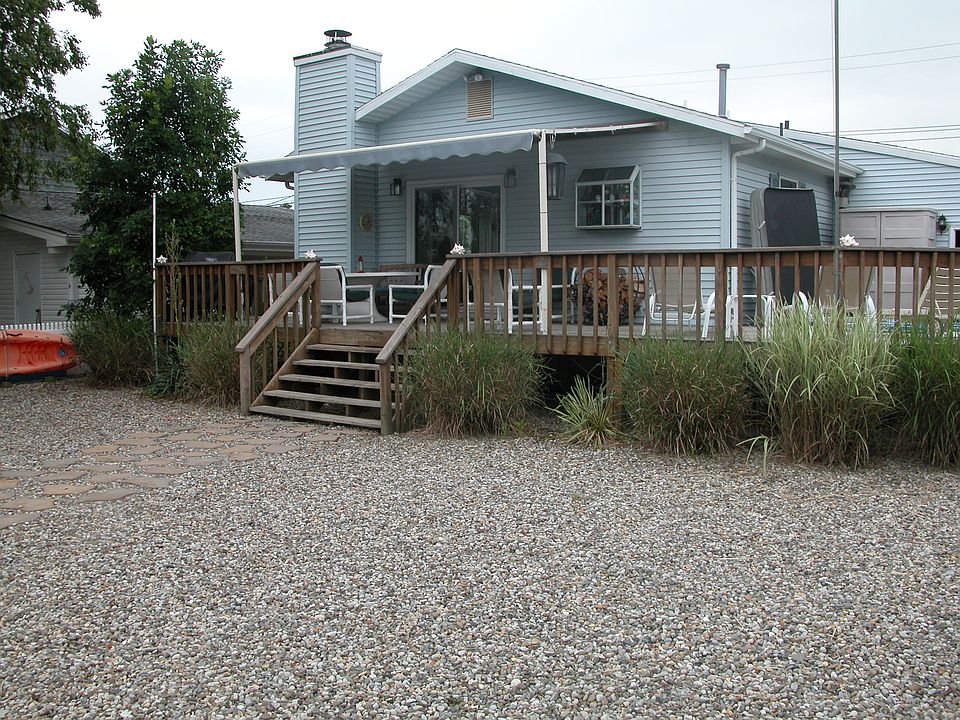Large yard on lagoon