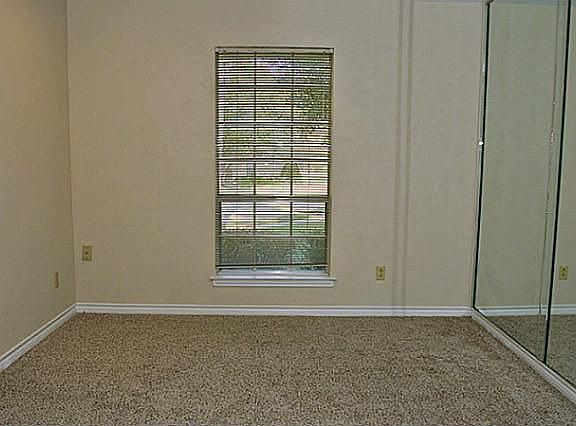 4th image of 2717 Oak Cir