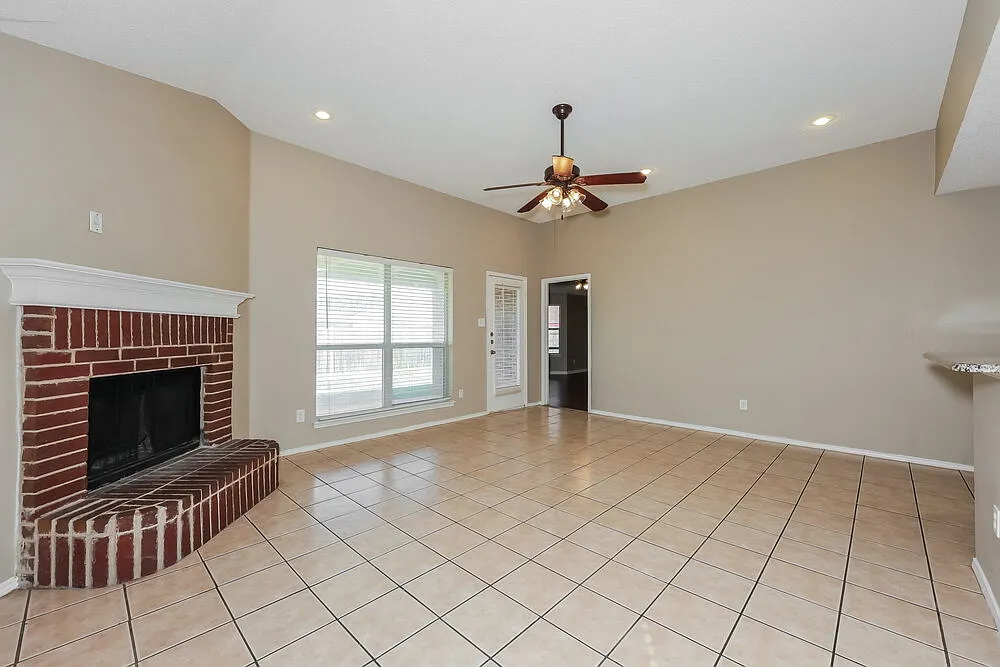 3 bed, 2.0 bath, 1784 sqft, $2,075 — Photo 3