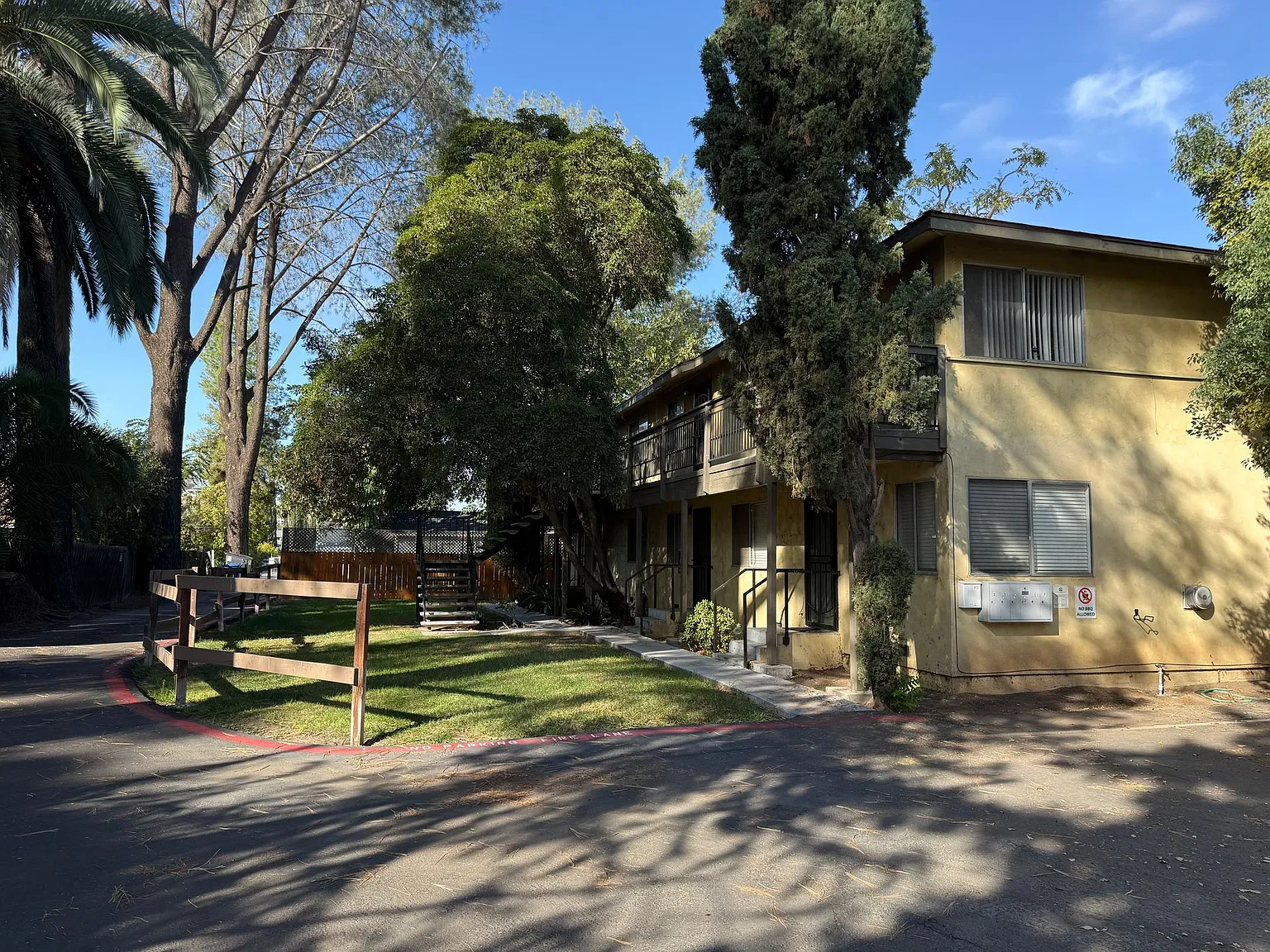 Freshly Renovated 1BR/1BA in Lakeside, Surrounded by Trees and Natural Light — Photo 2