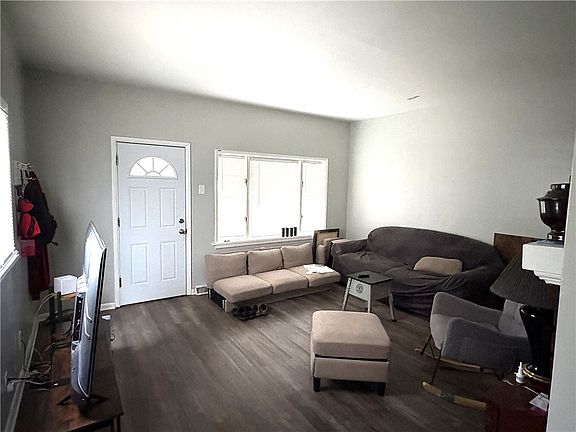 3rd image of 454 Park St