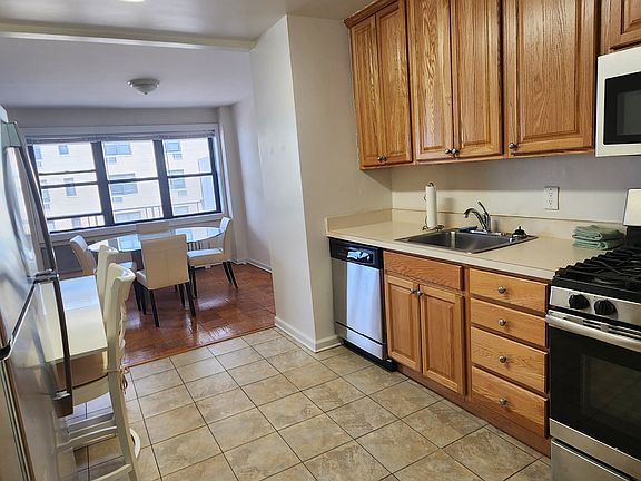 3rd image of 860 E Broadway APT 6S