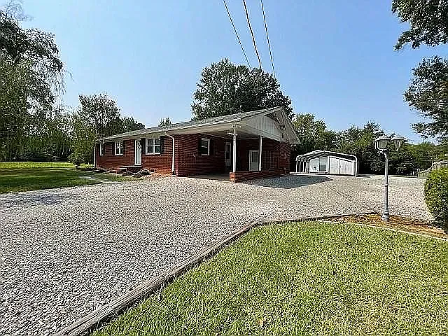 3 bed, 1350 sqft, $1,900 — Photo 1