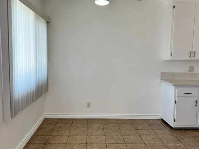 905 Edgewood St — Photo 4