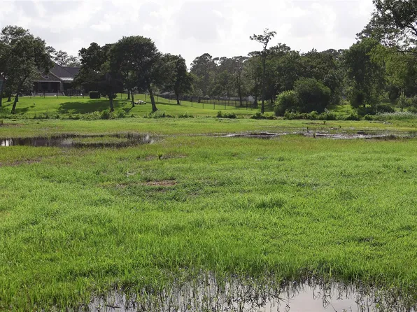 5 S Bayou Bend Dr, Baytown, TX 77521