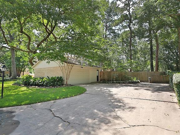 Extra parking room in the driveway if you have more than two cars already parking in the oversized garage. Valet garbage service picks up at your trash cans each week. You don't have to take trash to the curb.