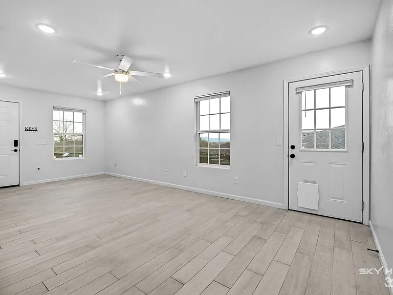 731 S Erika Ave — Photo 21