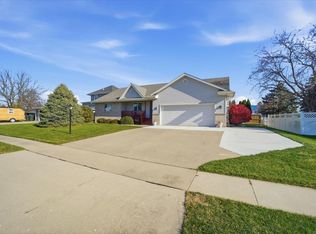 4614 Donald Dr, Cedar Falls, IA 50613