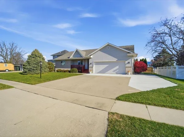 4614 Donald Dr, Cedar Falls, IA 50613