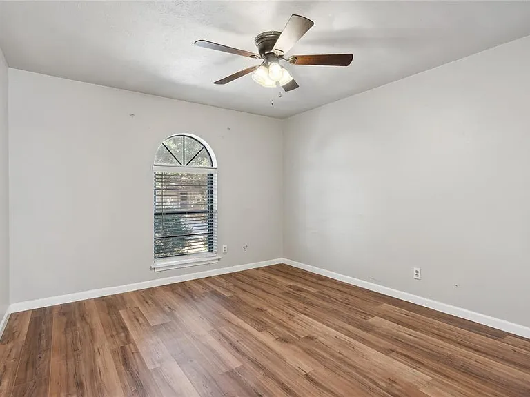 556 Hawthorne Dr — Photo 10