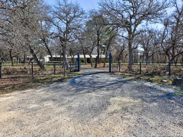 1411 VIVROUX RANCH RD, Seguin, TX 78155