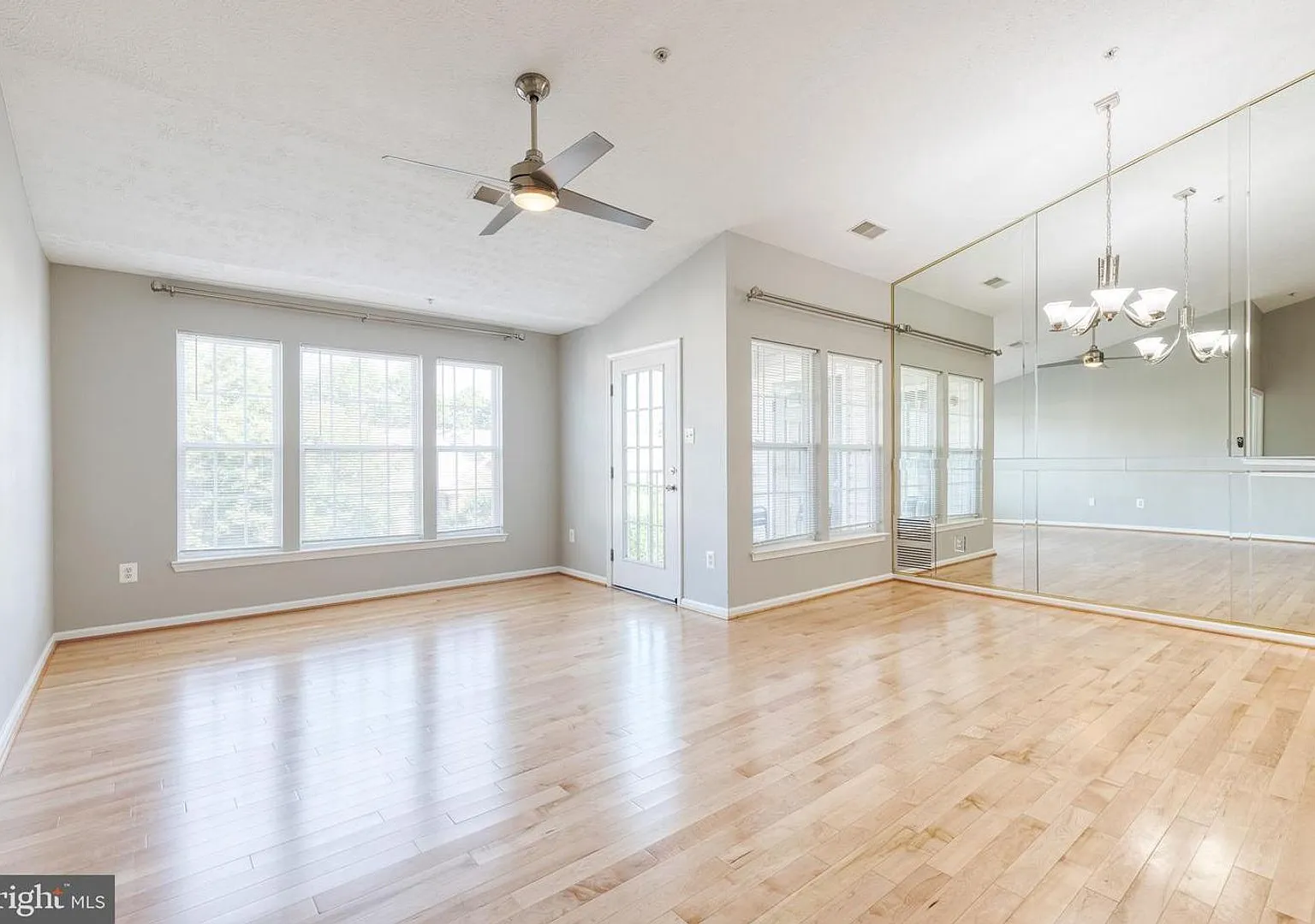 Gorgeous 2bd 2bth Penthouse Condo Completely Updated & Ready To Move In! — Photo 2