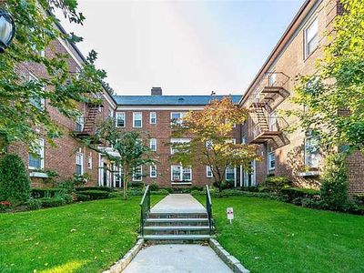8 Welwyn Rd APT 2B, Great Neck, NY, 11021
