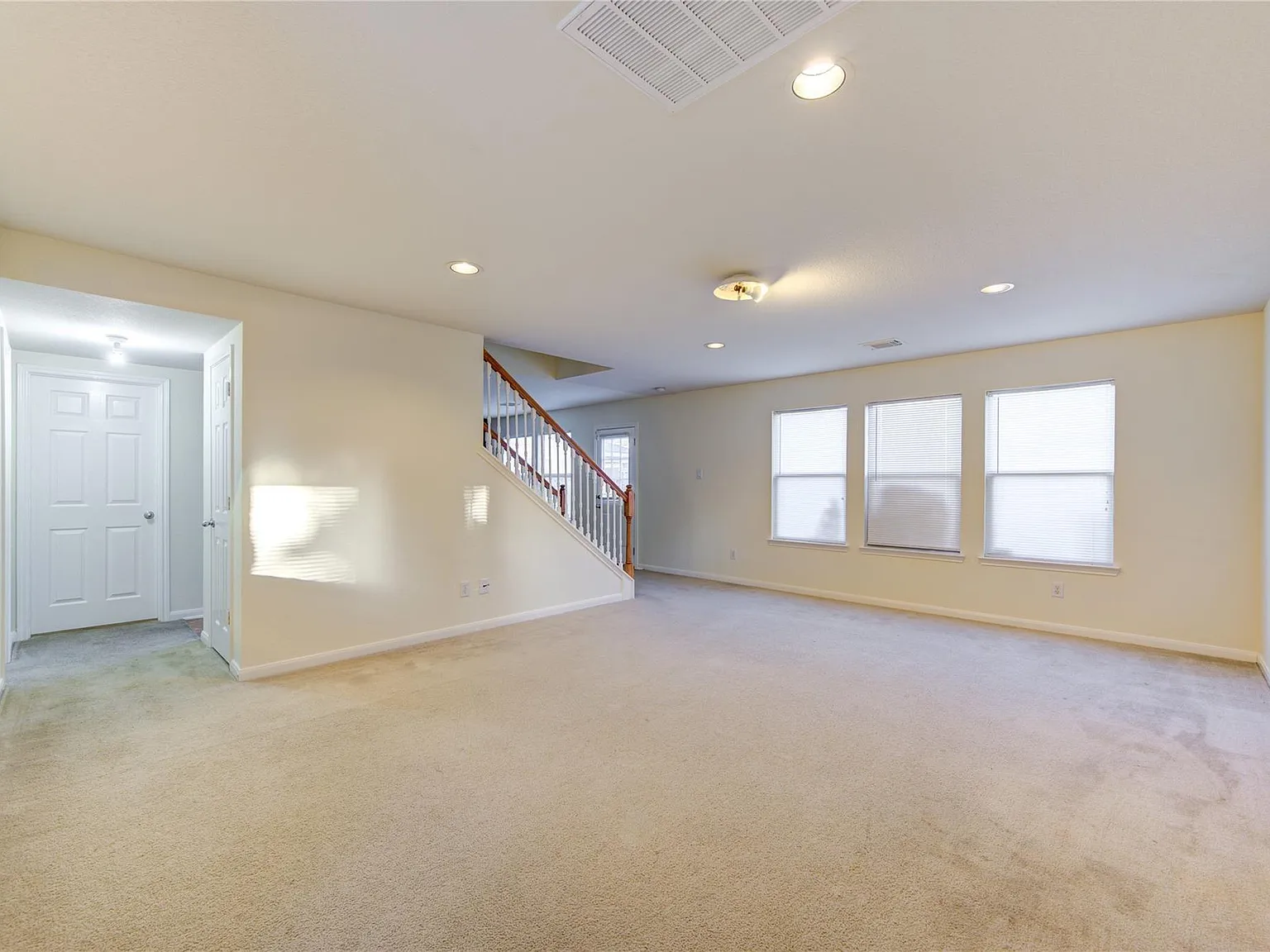 4 bed, 2.5 bath, 2692 sqft, $2,450 — Photo 2