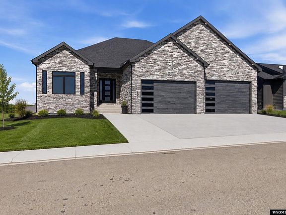 2nd image of 2540 Bleu Cir