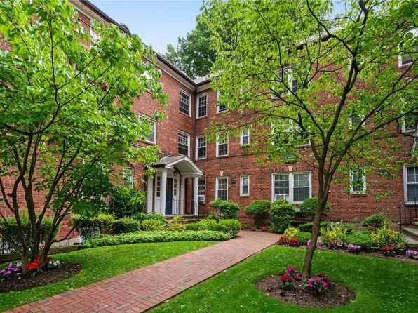 10 Welwyn Road #1D, Great Neck, NY 11021