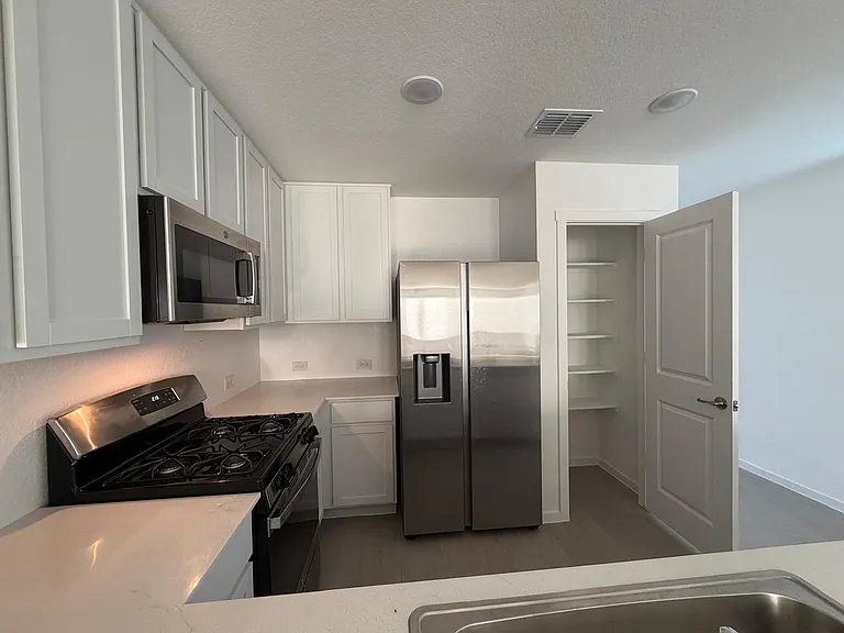 10827 Bernal Cv — Photo 6