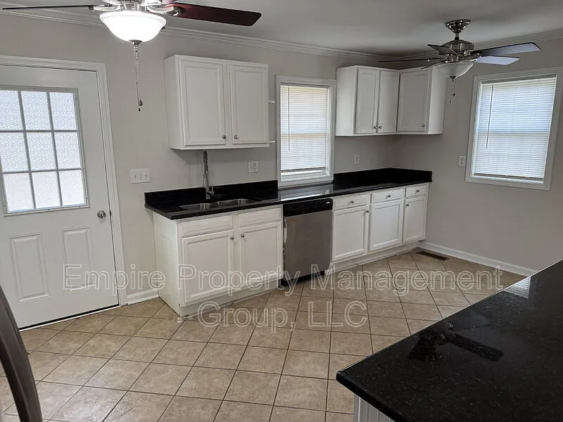 3 bed, 2.0 bath, 1018 sqft, $1,650 — Photo 2