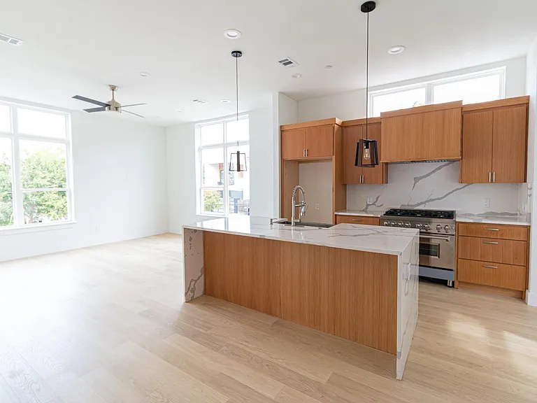 4210 Roseland Ave #104 — Photo 5