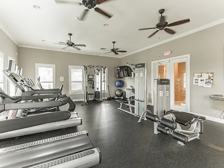 11518 Rolling Green Dr — Photo 2