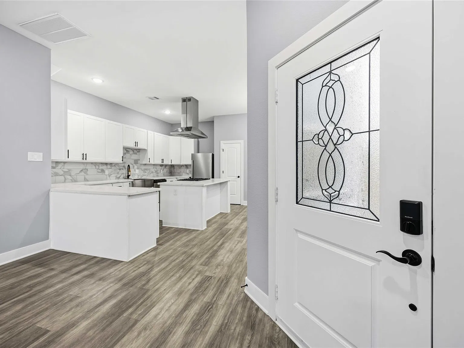 3 bed, 2.5 bath, 2101 sqft, $2,200 — Photo 2