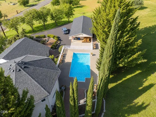 4935 Cherry Ln, Medford, OR 97504