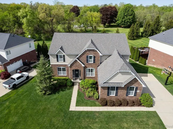 61080 Palomino Ct, South Lyon, MI 48178