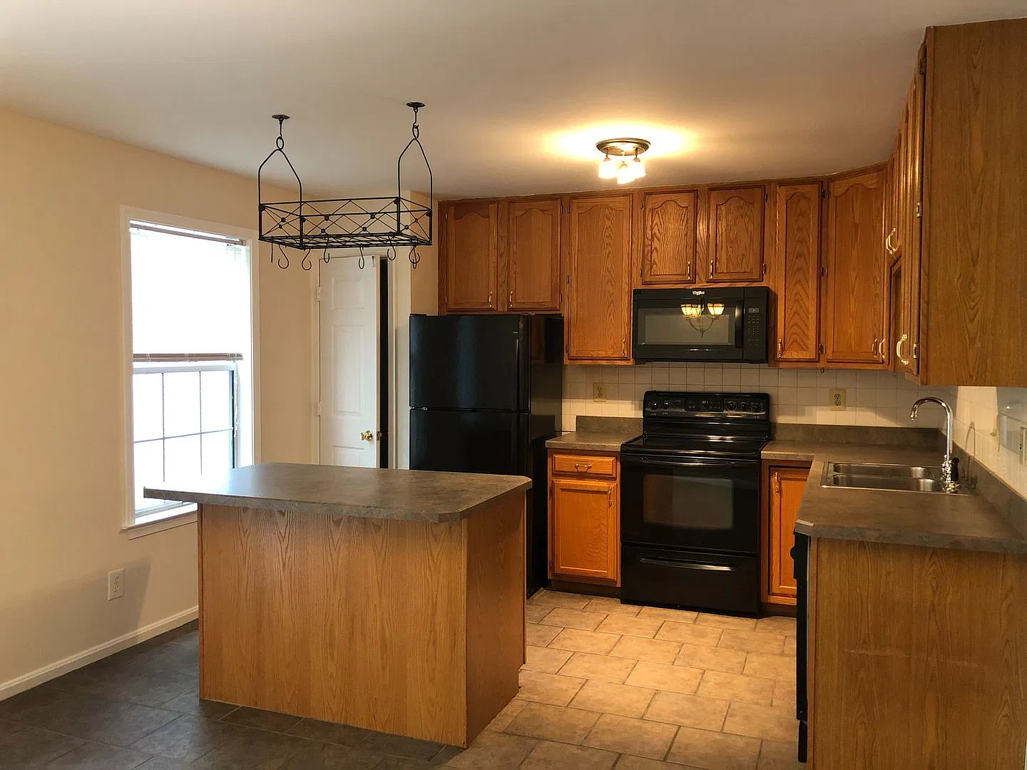 3 Bedroom Townhome in S. Stafford — Photo 4