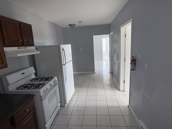2nd image of 561-563 Bond St #2L