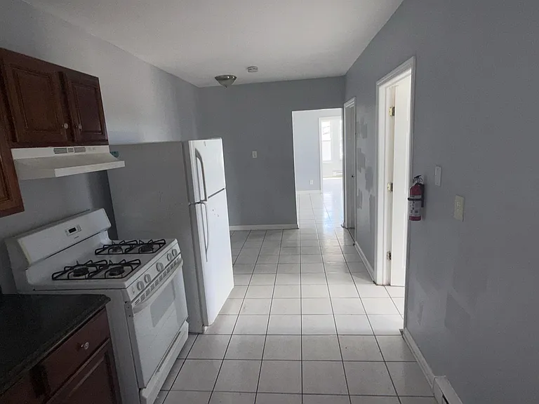 561-563 Bond St #2L — Photo 2