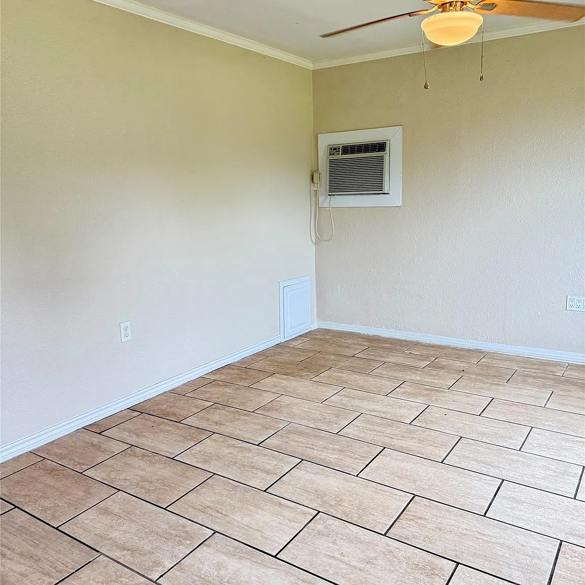 3 bed, 1.0 bath, 808 sqft, $900 — Photo 2
