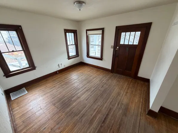 Rent Sux - 2833 Chambers St