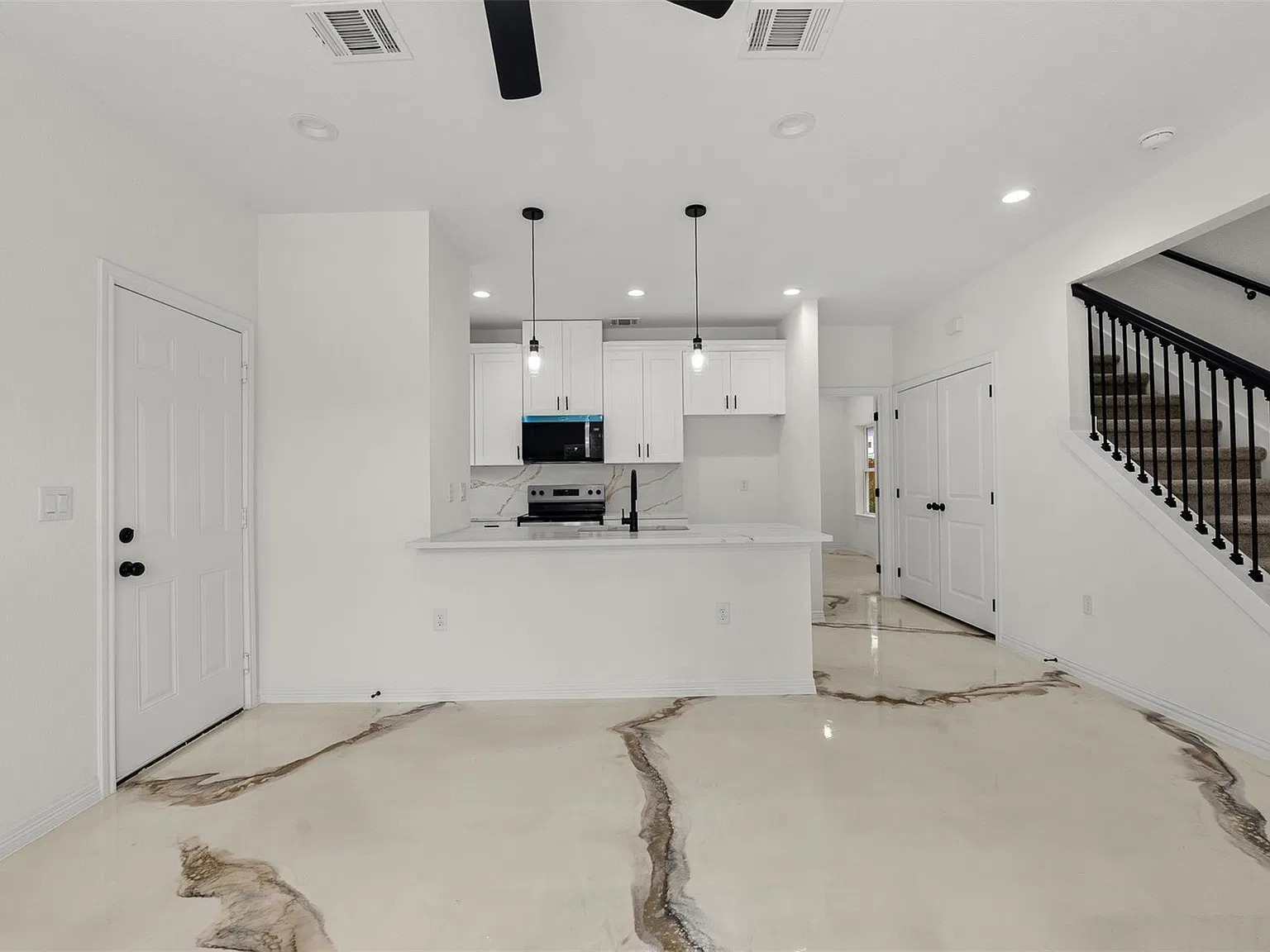 4 bed, 2.5 bath, 1532 sqft, $1,725 — Photo 2
