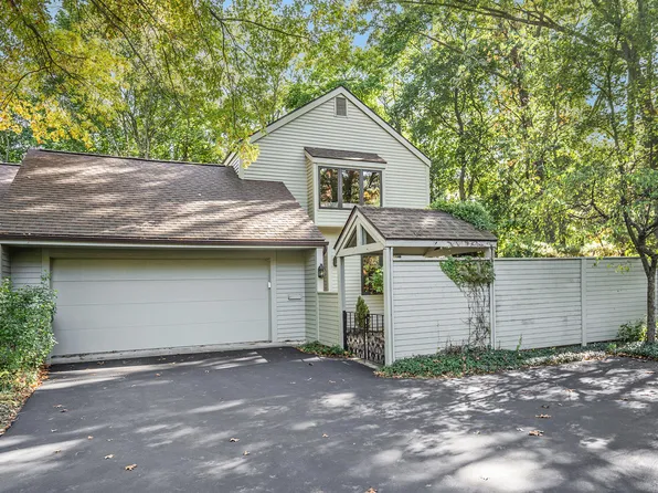 926 Essex Cir, Kalamazoo, MI 49008