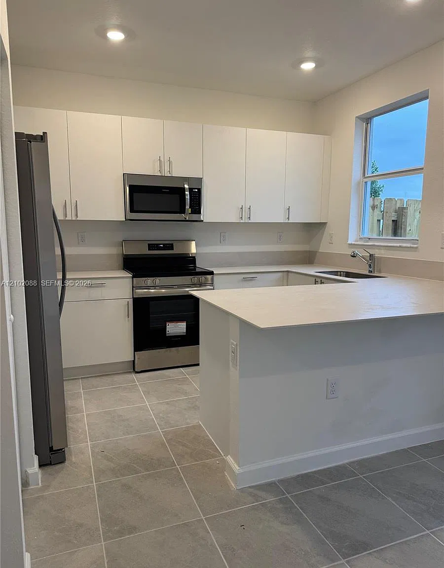 3 bed, 2.5 bath, $2,500 — Photo 4
