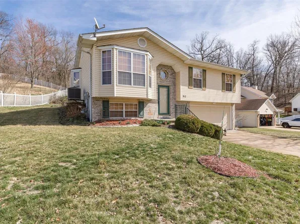 912 Falcon Dr, Imperial, MO 63052