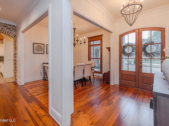 5th image of 100 Woodbury Park Pl