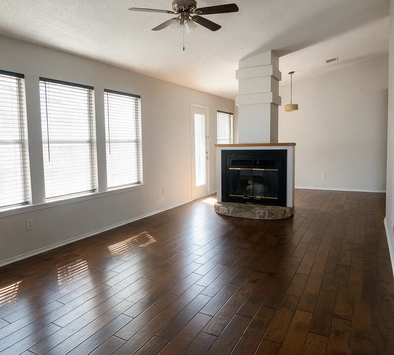 3 bed, 1186 sqft, $1,900 — Photo 2